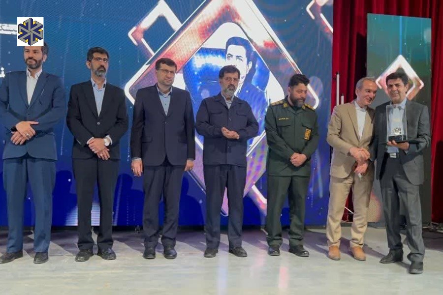 تقدیر از مدیرعامل شرکت معادن منگنز ایران در میان ۲۰۰۰ واحد تولیدی