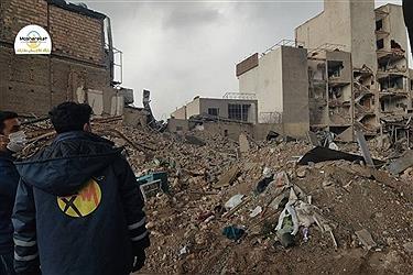 تصویر تلاش جهادگران شرکت توزیع نیروی برق استان تهران در میانه جنگ ماه مبارک رمضان
